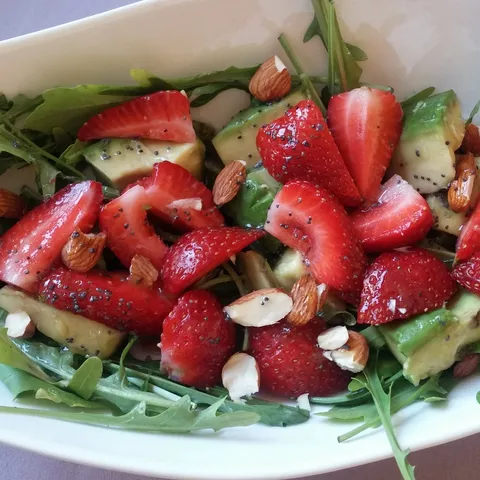 Salata od jagoda, avokada i rikule