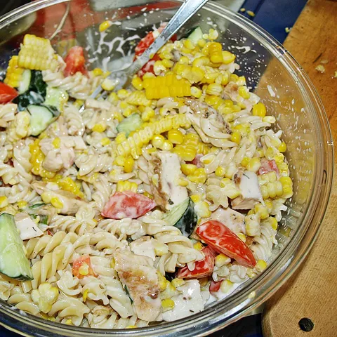 ღ Salata s grillanom piletinom i tjesteninom