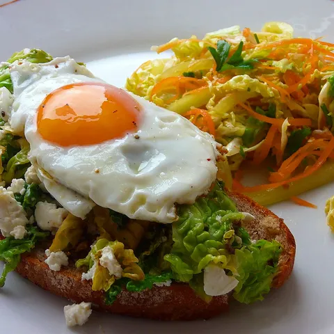 Eggs Florentine sa keljom i feta sirom