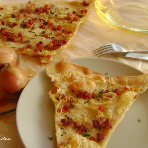 Flammkuchen sa spekom i lukom