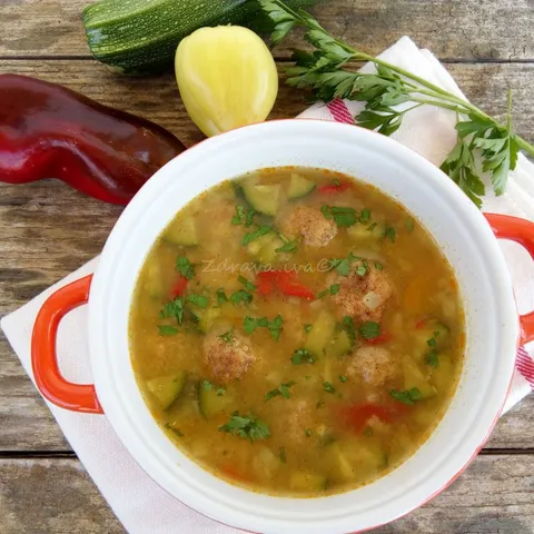 Sezonska povrtna juha s vege okruglicama