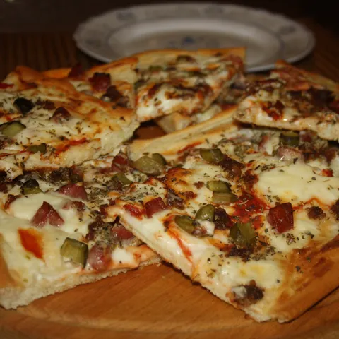Pizza s kobasicom i bechamel umakom