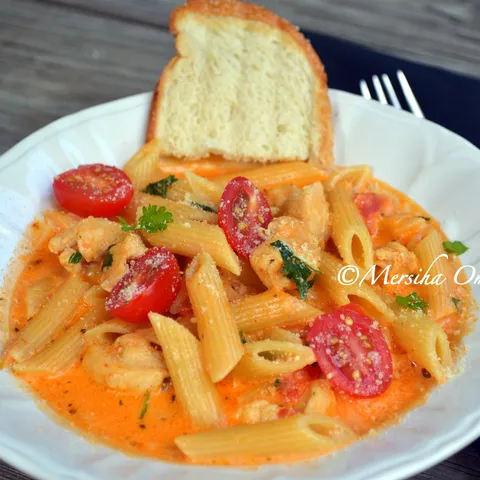 Pasta sa Piletinom u Krem Sosu