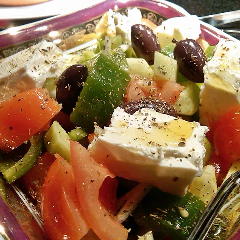 Χωριάτικη σαλάτα (Grcka seljacka salata - Coolinarika)