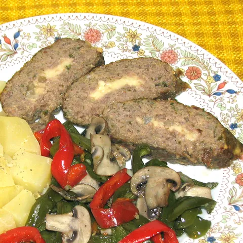 Mesna rolada uz papriku i šampinjone