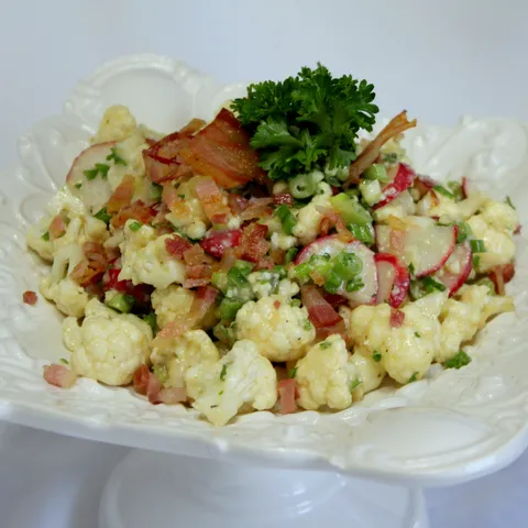 Salata od karfiola sa prelivom od parmezana i belog luka