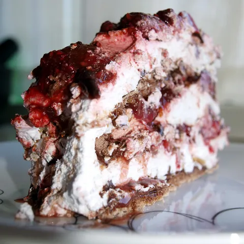 Pavlova sa malinama i jagodama