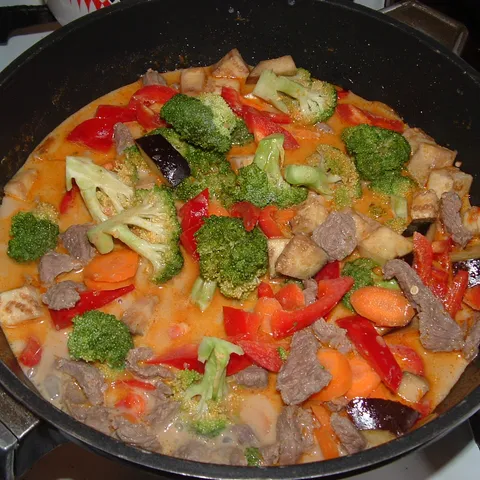 Crveni curry s junetinom