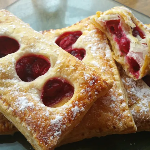 lisnati jastucici sa visnjama i marcipanom