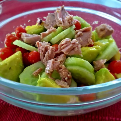 Salata od avokada i tune