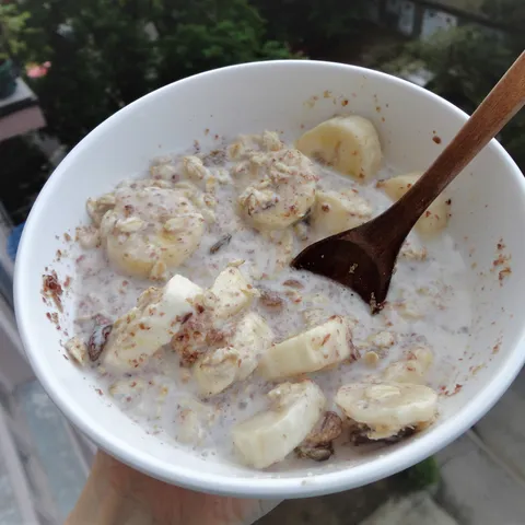 Musli obrok: Banana, jogurt, suvo voće