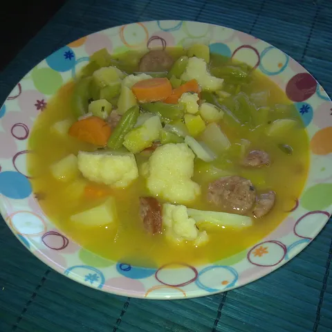 Varivo s kobasicama i povrćem