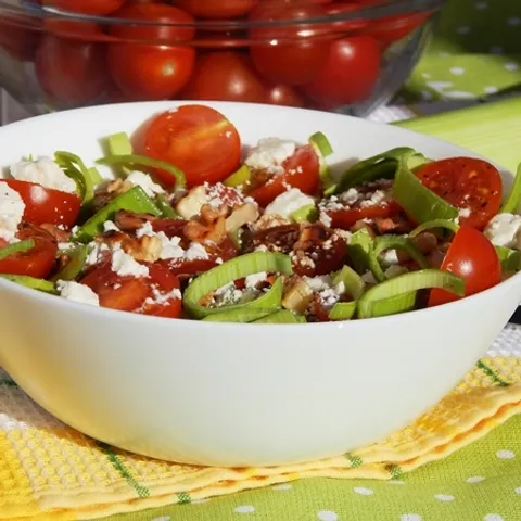 Salata od poriluka i rajčica