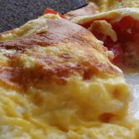 omlet sa paradajzom i cillijem