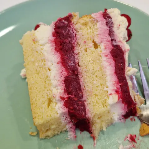 Ljetna torta od krem sira i malina
