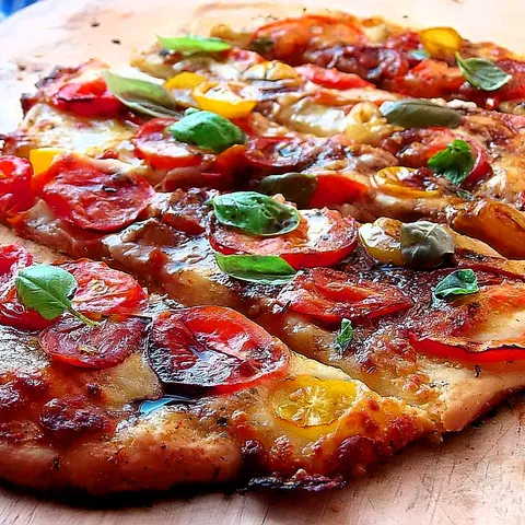 Flatbread Caprese sa česnjakom
