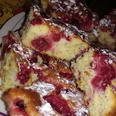 Jednostavan kolač od višanja i ribizla