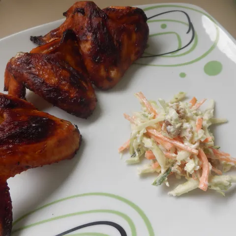 Ljuto-slatka pečena krila+coleslaw s tikvicom i orasima