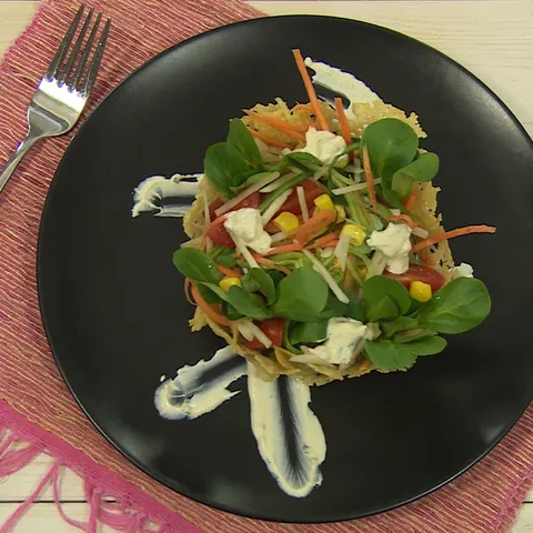 Salata u košaricama od parmezana