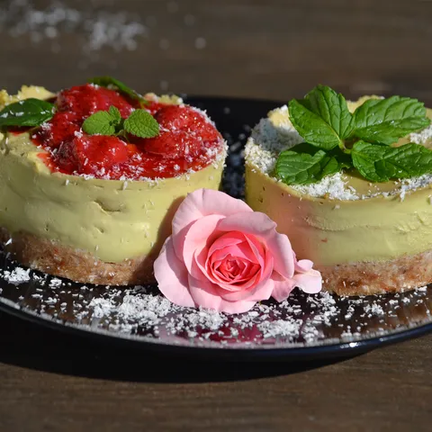 Sirovi avokado kolač sa jagodama ili Raw avocado cheescake with strawbeerys