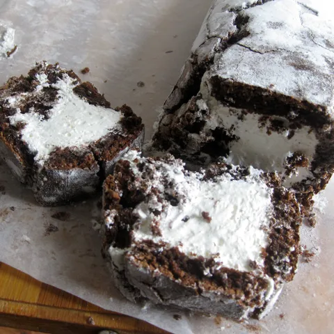 Čoko meringue rolat sa šafran kremom