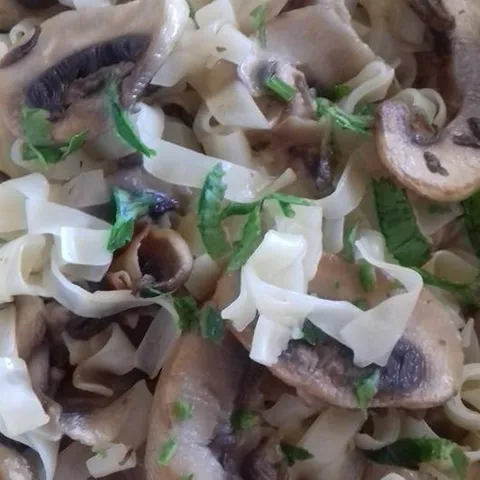 Wok tjestenina i gljive