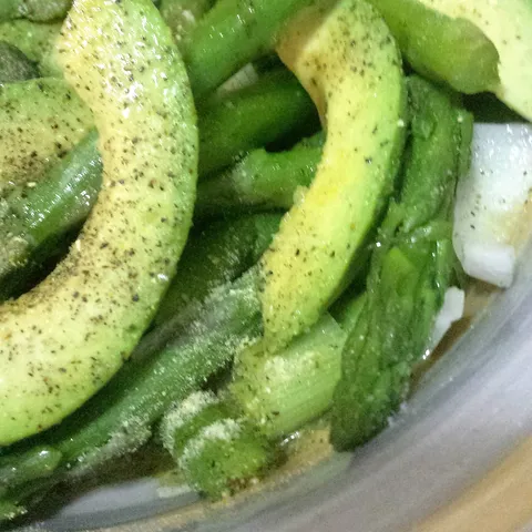 Topla salata od spargli i avokada