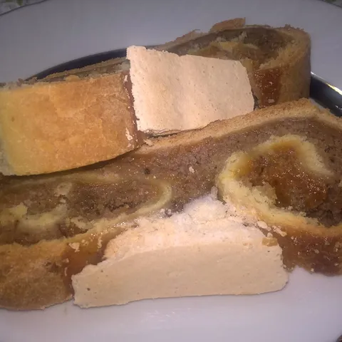 Biciglaši (štrudla s pekmezom od kajsija i orasima)