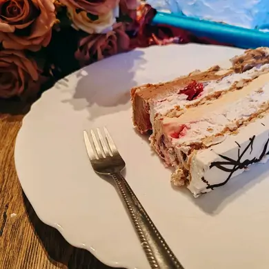 Keks torta s višnjama