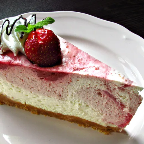 Mramorni cheesecake sa jagodama