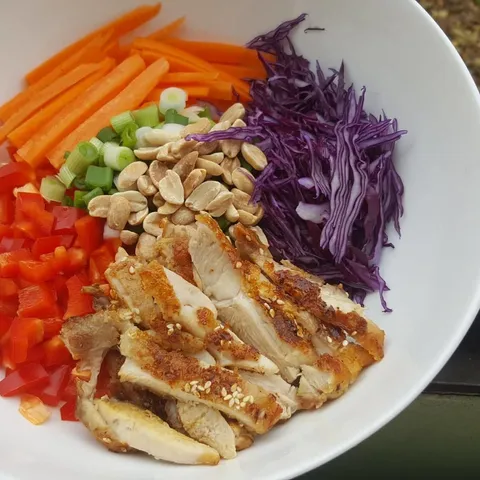 Pileća salata s kikirikijem