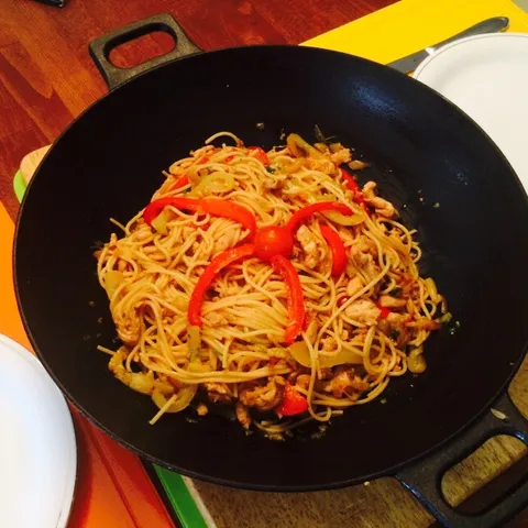 Pikantna piletina s povrćem i spaghettima u woku