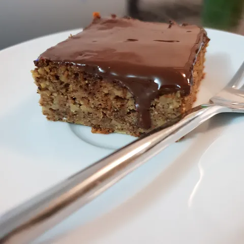 Sočni kolač s rogačem i jabukama