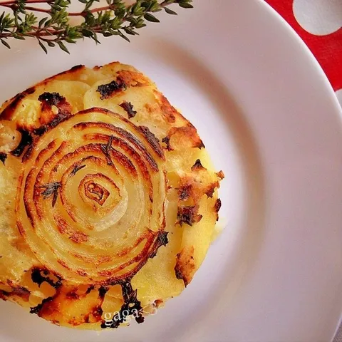 Prevrnuti tart od luka i krompira