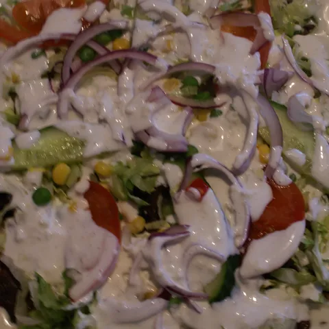 Salat pizza sa kebabom i dresingom