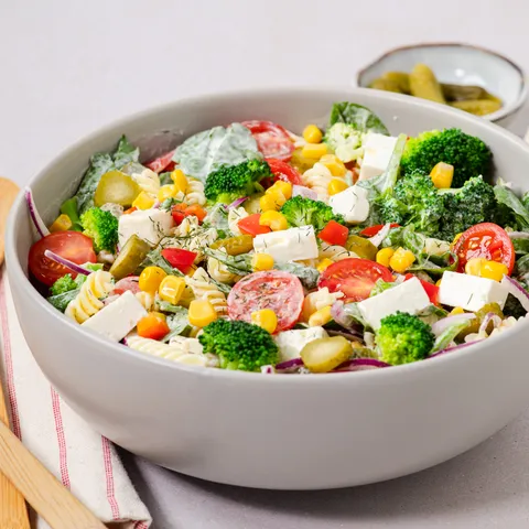 Osvježavajuća povrtna salata s tjesteninom