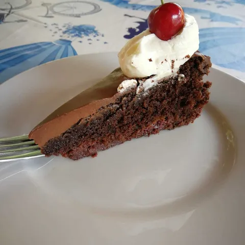 Sočna torta s višnjama i čokoladom