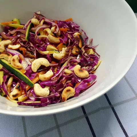 Azijska salata s indijskim oraščićima