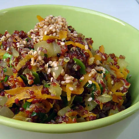 Crvena quinoa s rendanim povrćem