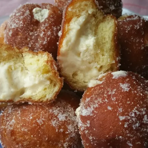 krofnice punjene vanilija-kokos kremom sa toplim prelivom od cokolade