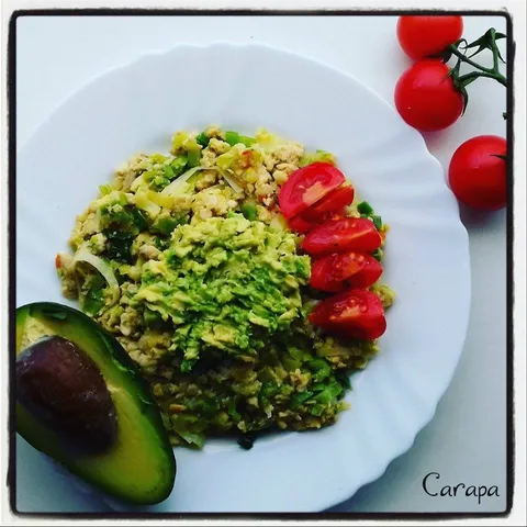 Tempeh kajgana s porilukom i avokadom