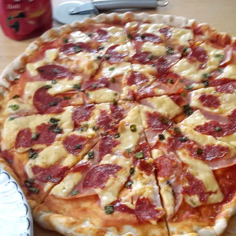 Pizza kao iz krušne peči sa punjenim rubom