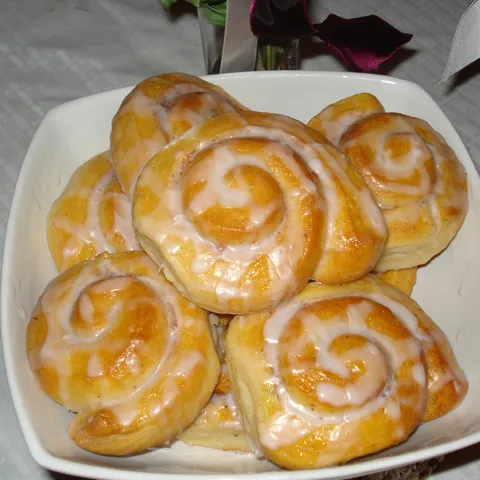 Role od cimeta i role od jabuke (cinnamon rolls, apple cider rolls)