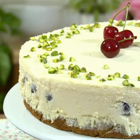 Mousse torta s pistacijama i trešnjama