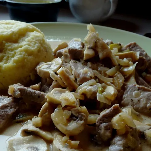 Svinjski file a la Stroganoff