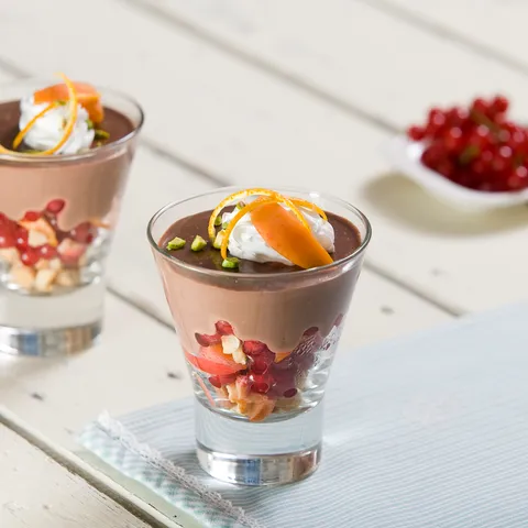 Čokoladni puding s voćem i šlagom