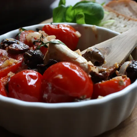 Mediteranske pečene rajčice s fetom i maslinama