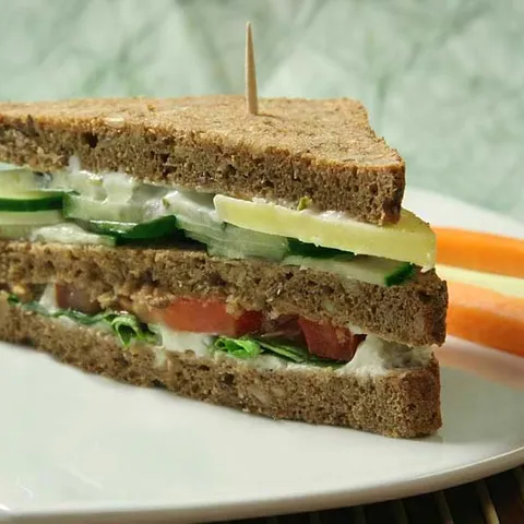 Club sandwich sa sirom i povrćem