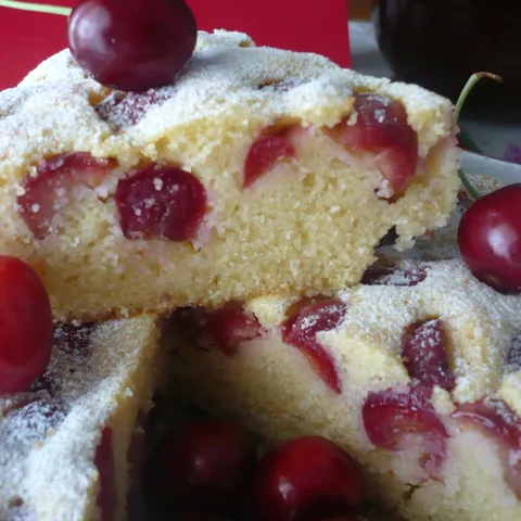 Torta-kolac-s tresnjama i grizom