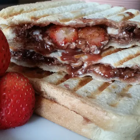 slatki tost sa jagodama